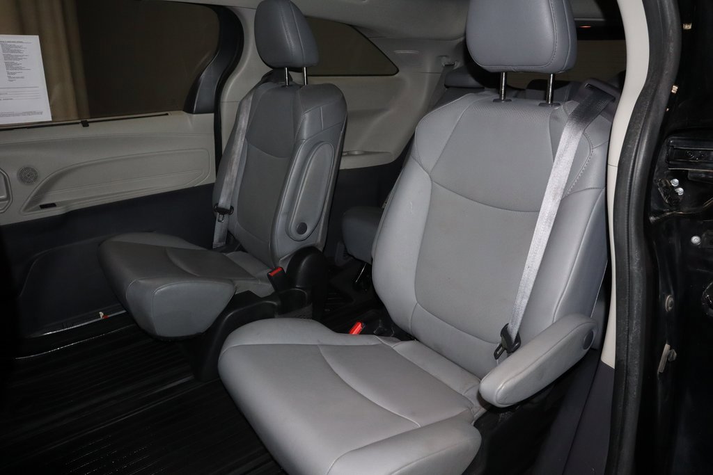 Used 2022 Toyota Sienna XLE image 22