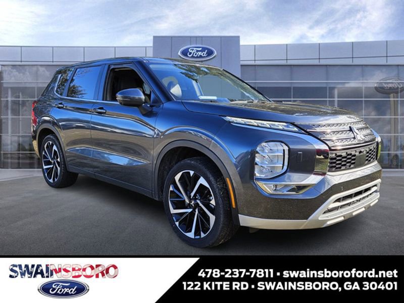 Used 2024 Mitsubishi Outlander SE image 1