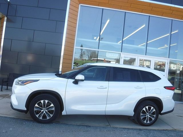 Used 2023 Toyota Highlander XLE image 2