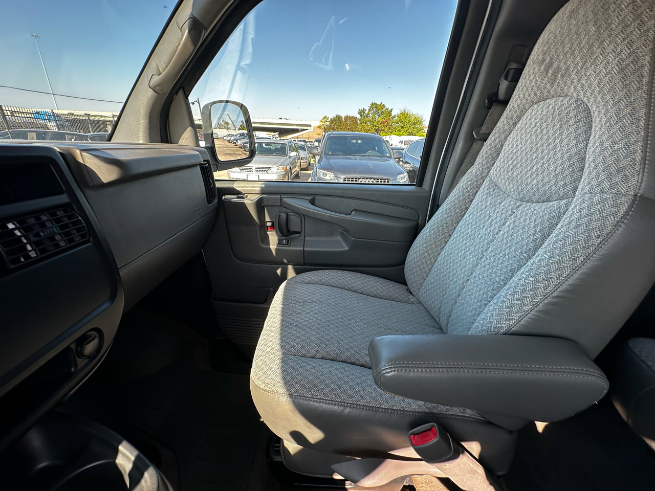 Used 2006 Chevrolet Express 3500 Passenger w/ LT Preferred Equipment Group image 32