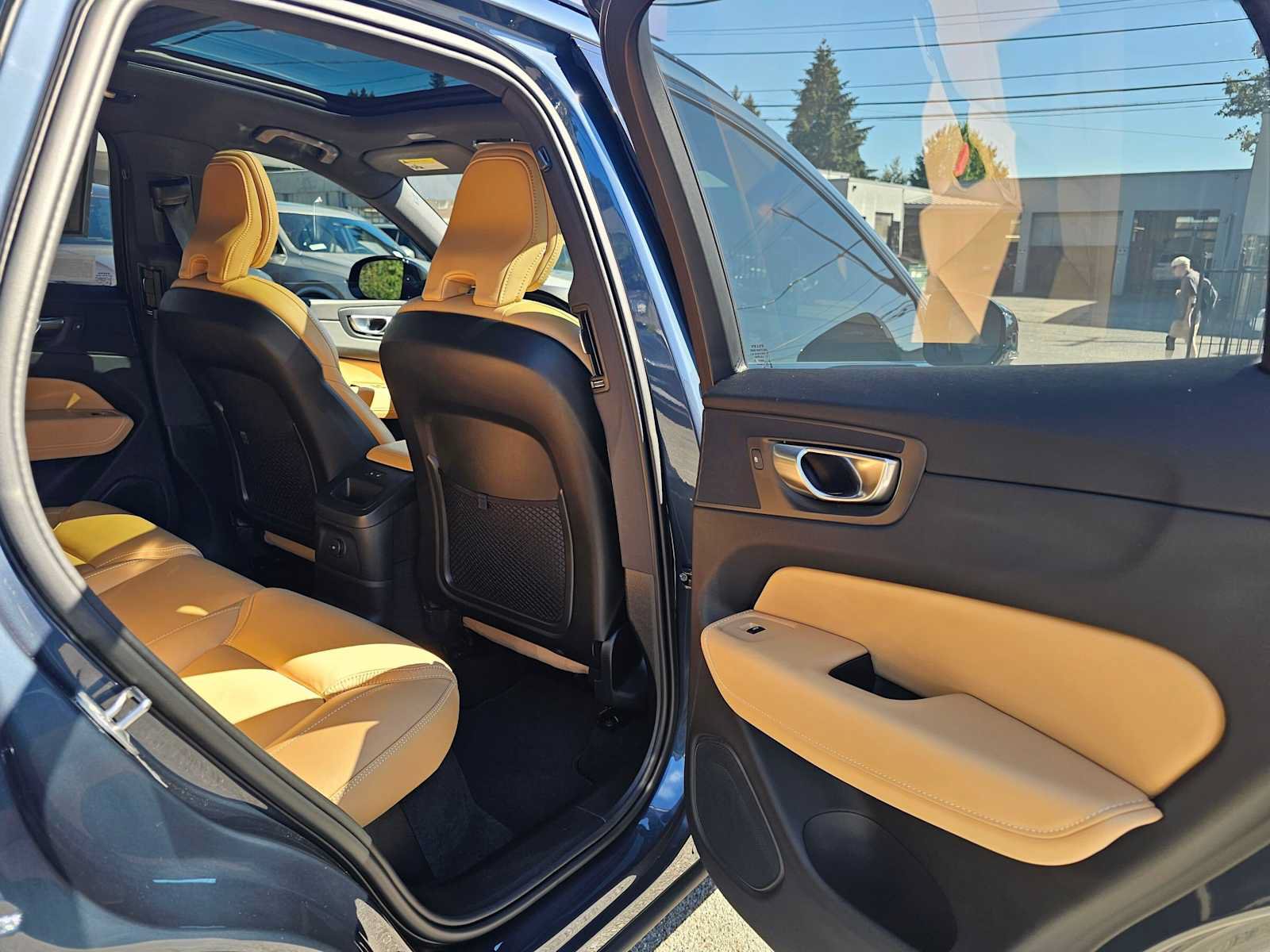 Used 2025 Volvo XC60 T8 Ultra w/ Climate Package AWD/4WD image 13