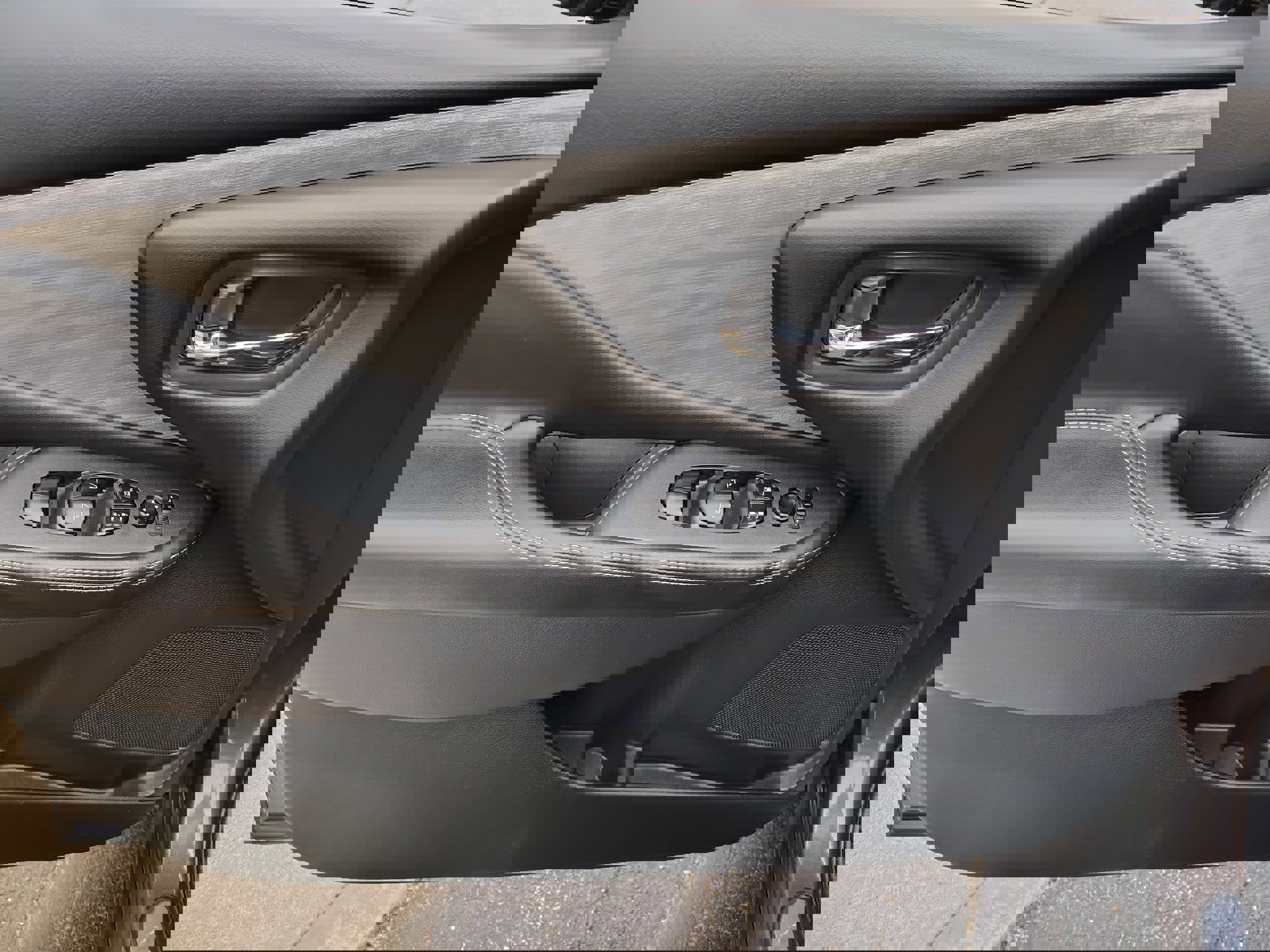 Used 2018 Nissan Murano SV w/ Premium Package image 19