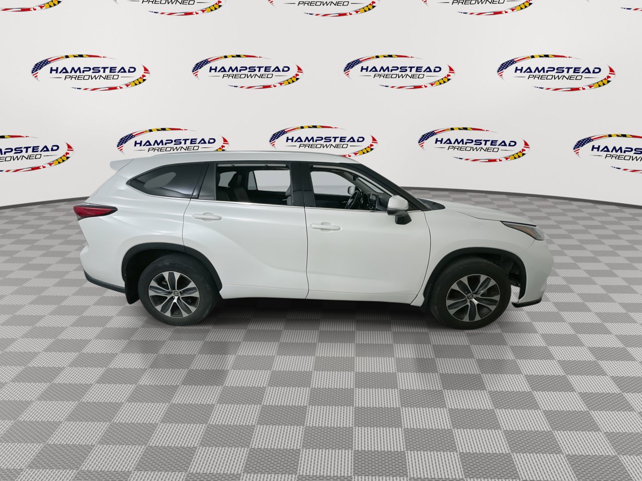 Used 2020 Toyota Highlander XLE AWD/4WD image 10