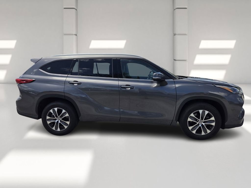 Used 2022 Toyota Highlander XLE image 5