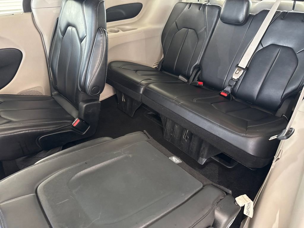 Used 2023 Chrysler Pacifica Touring-L FWD image 14
