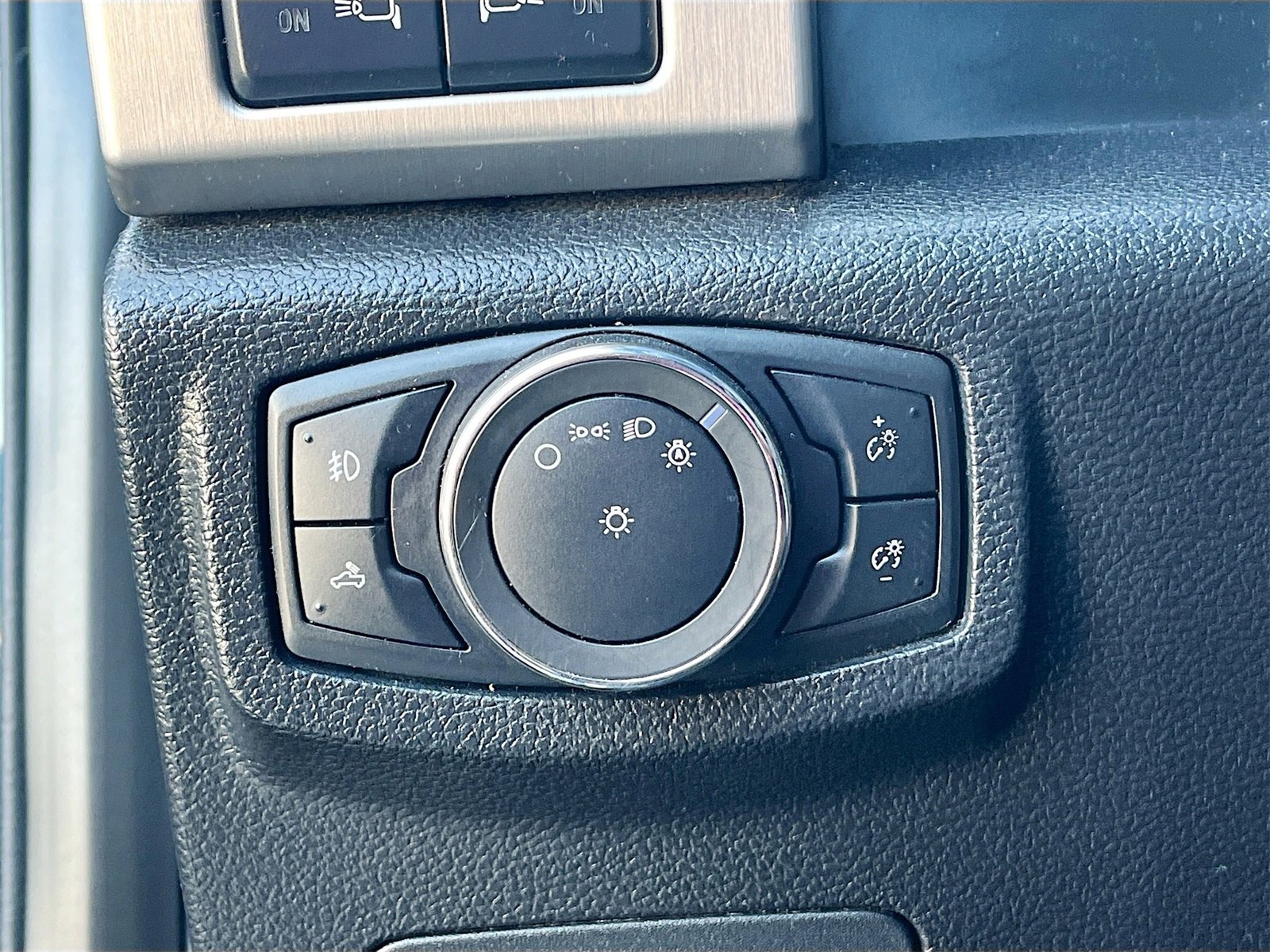 Used 2017 Ford F150 Platinum w/ Equipment Group 701A Luxury image 10