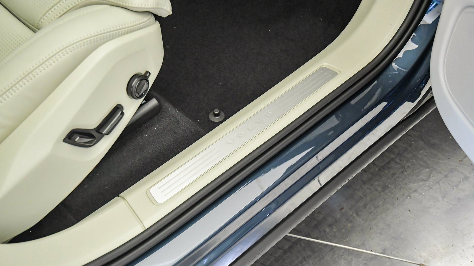 New 2026 Volvo XC60 B5 Ultra w/ Protection Package Premier image 18