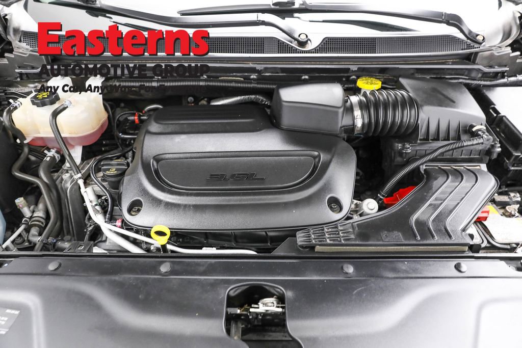 Used 2023 Chrysler Pacifica Touring-L FWD image 7