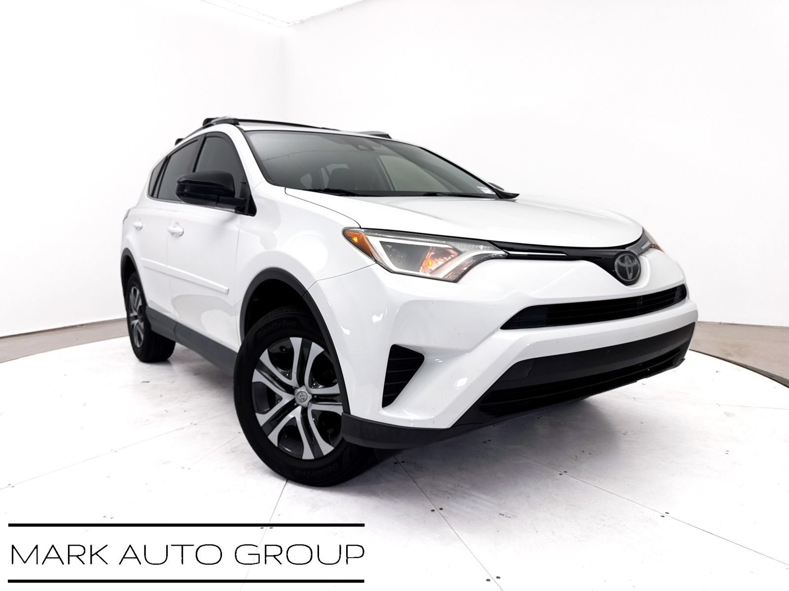 Used 2018 Toyota RAV4 LE w/ Carpet Mat Package FWD video 1