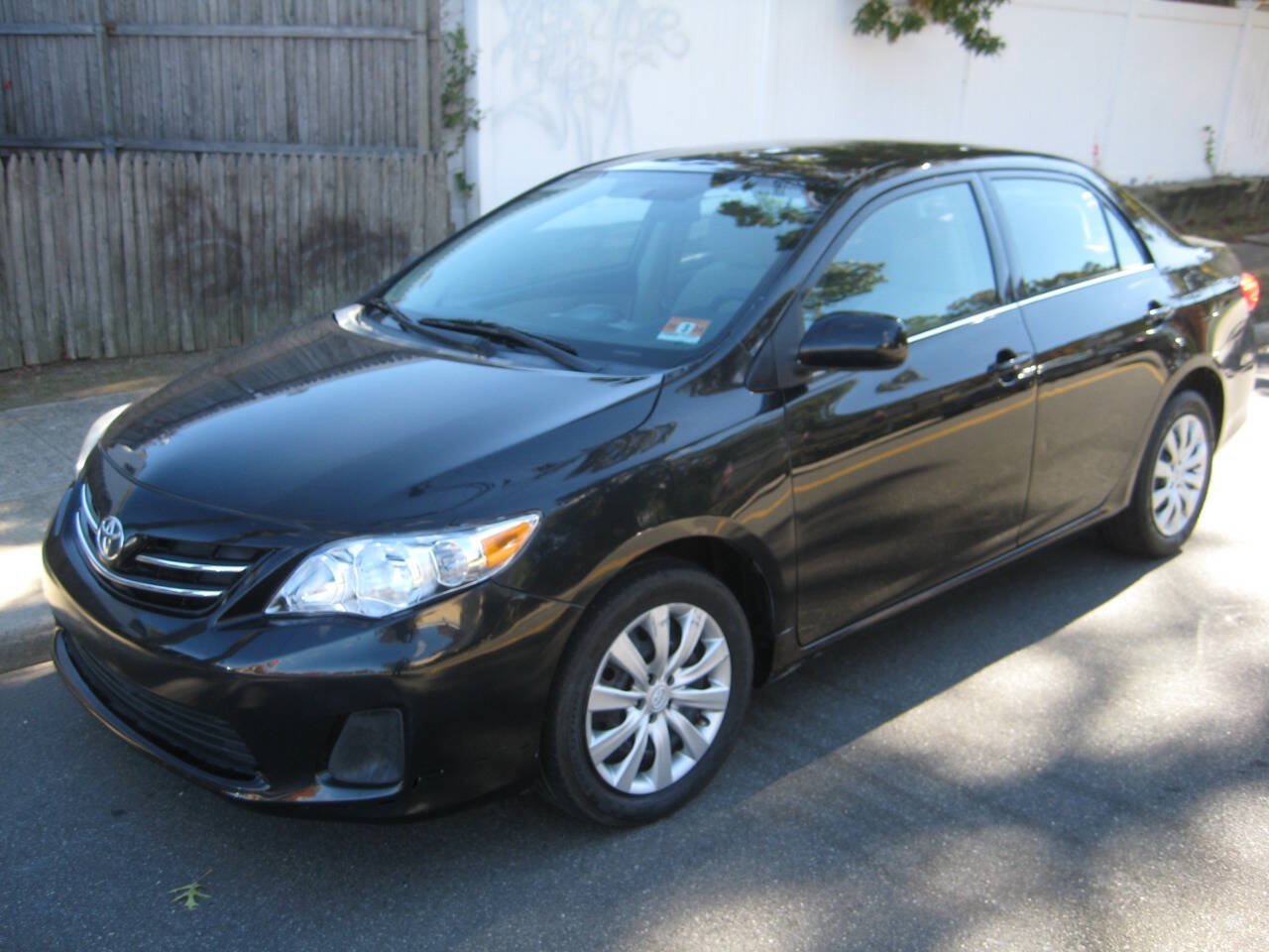Used 2013 Toyota Corolla LE FWD image 1