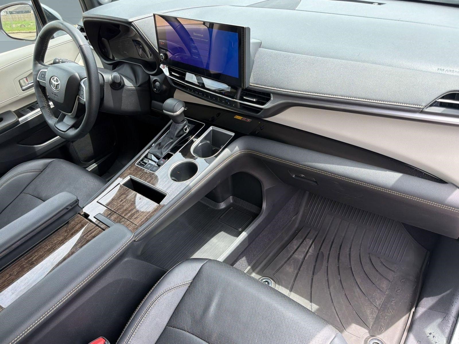 Used 2025 Toyota Sienna Platinum FWD image 28