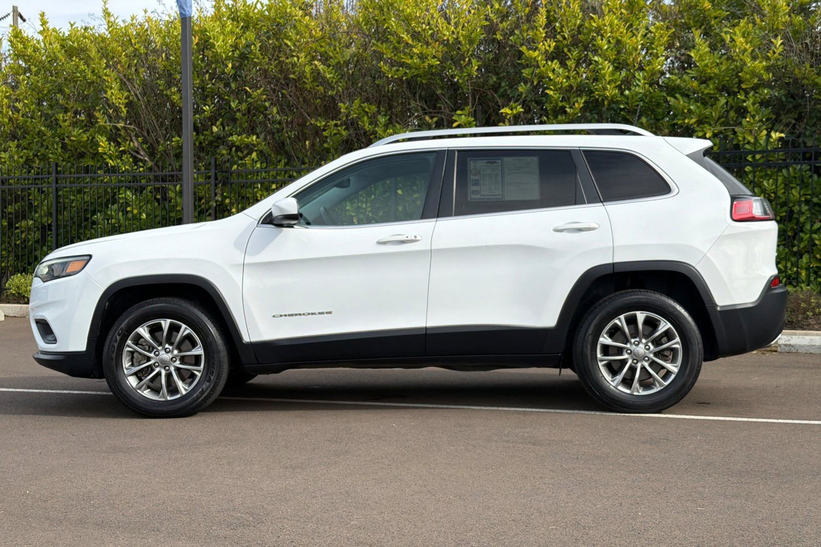 Used 2019 Jeep Cherokee Latitude Plus w/ Comfort/Convenience Group image 7