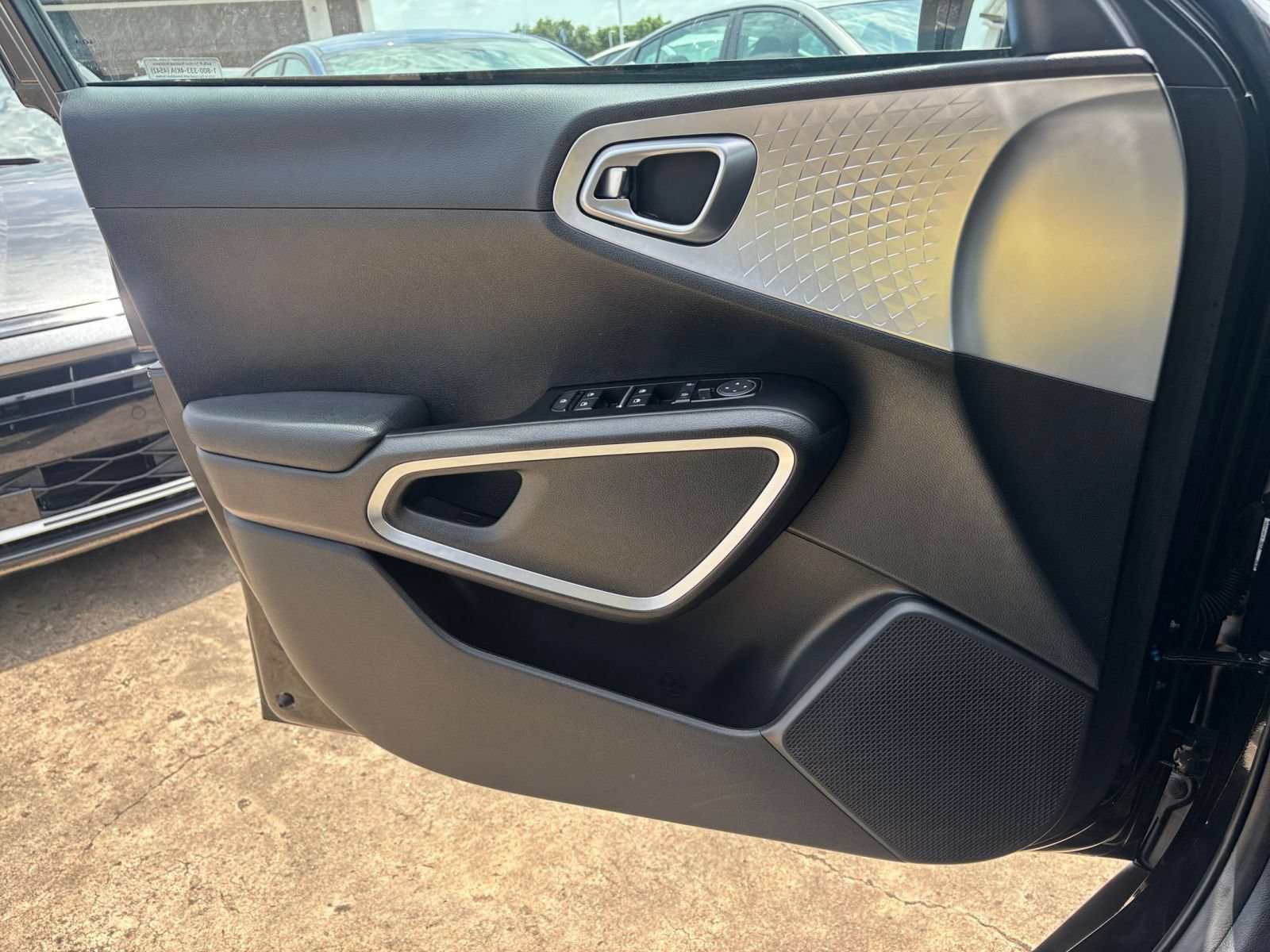 Used 2025 Kia Soul LX w/ LX Technology Package FWD image 15