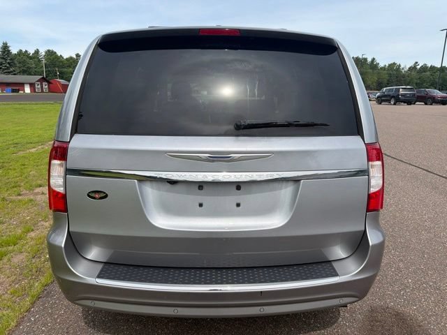 Used 2015 Chrysler Town & Country Touring-L w/ Driver Convenience Group FWD image 5