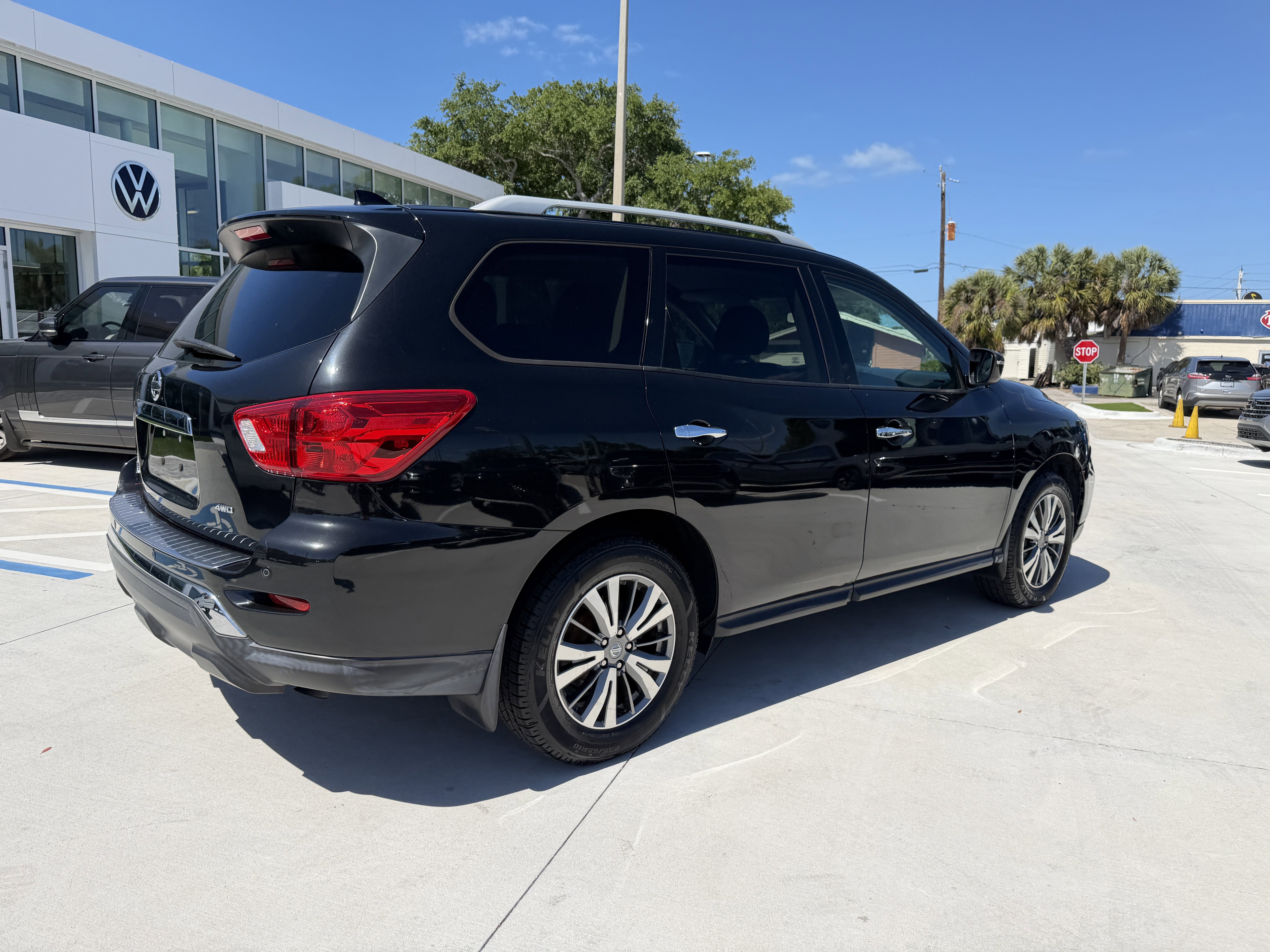 Used 2020 Nissan Pathfinder S AWD/4WD image 3