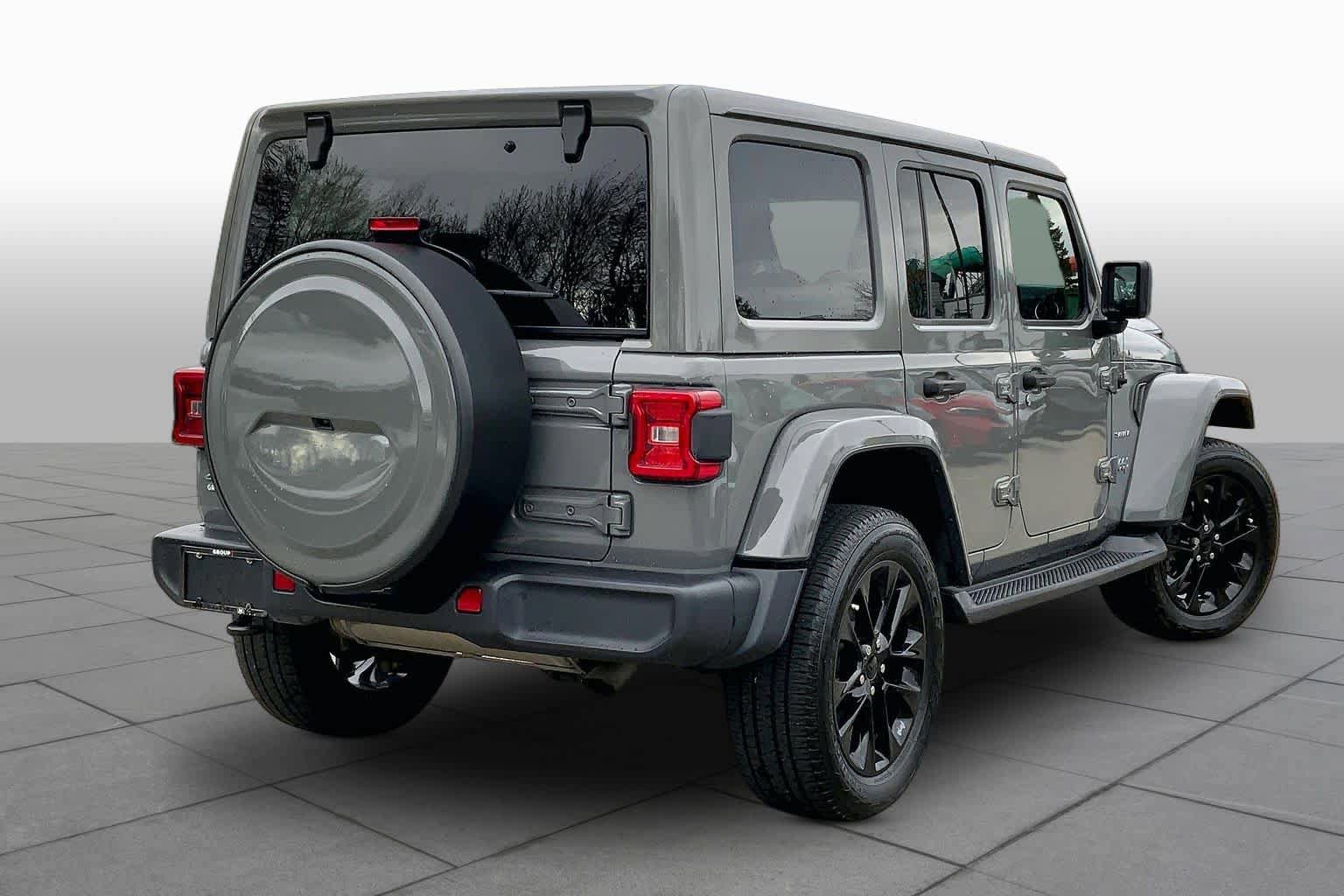Used 2021 Jeep Wrangler Unlimited Sahara w/ Cold Weather Group AWD/4WD image 13