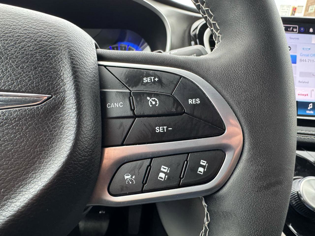 Used 2024 Chrysler Pacifica Touring-L image 23