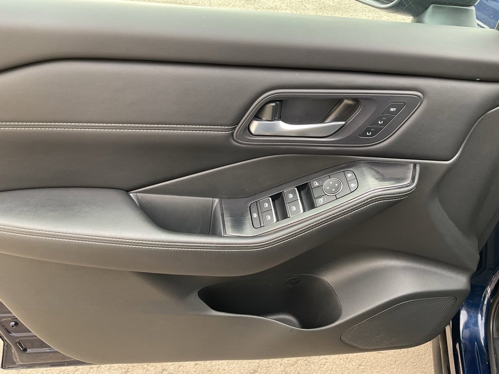 Used 2024 Nissan Rogue SL w/ SL Premium Package image 11