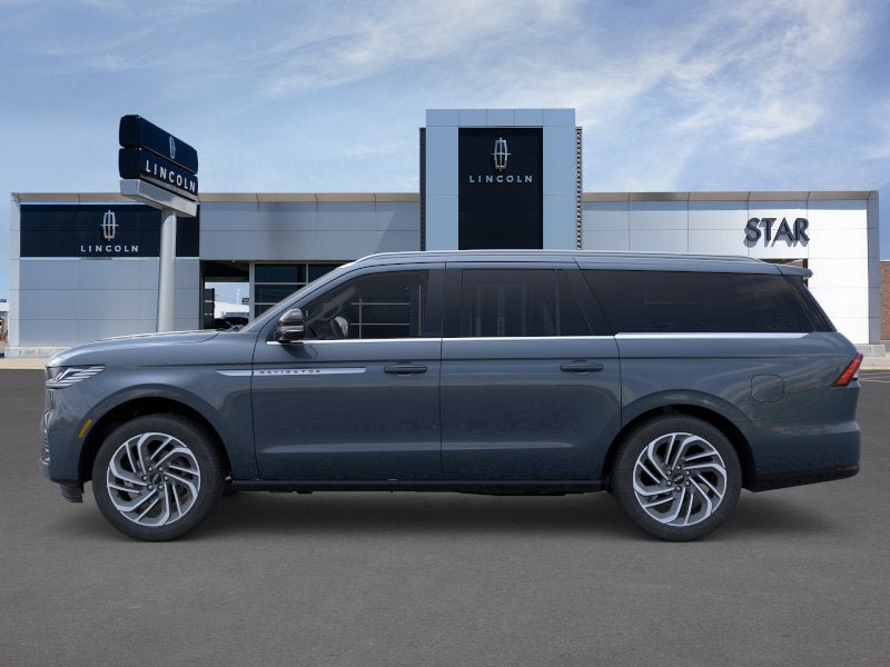 New 2026 Lincoln Navigator L Reserve AWD/4WD image 3