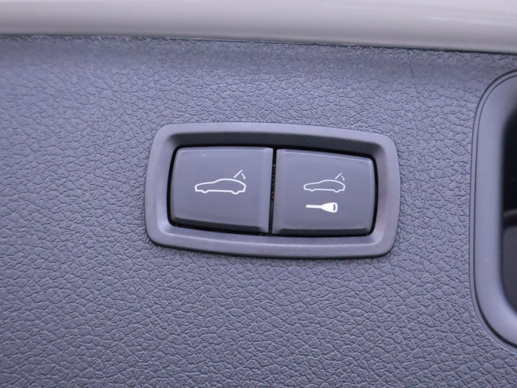 Certified 2025 Porsche Macan AWD/4WD image 41