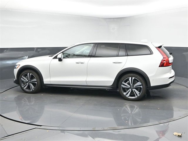 Used 2024 Volvo V60 B5 Cross Country Plus image 5