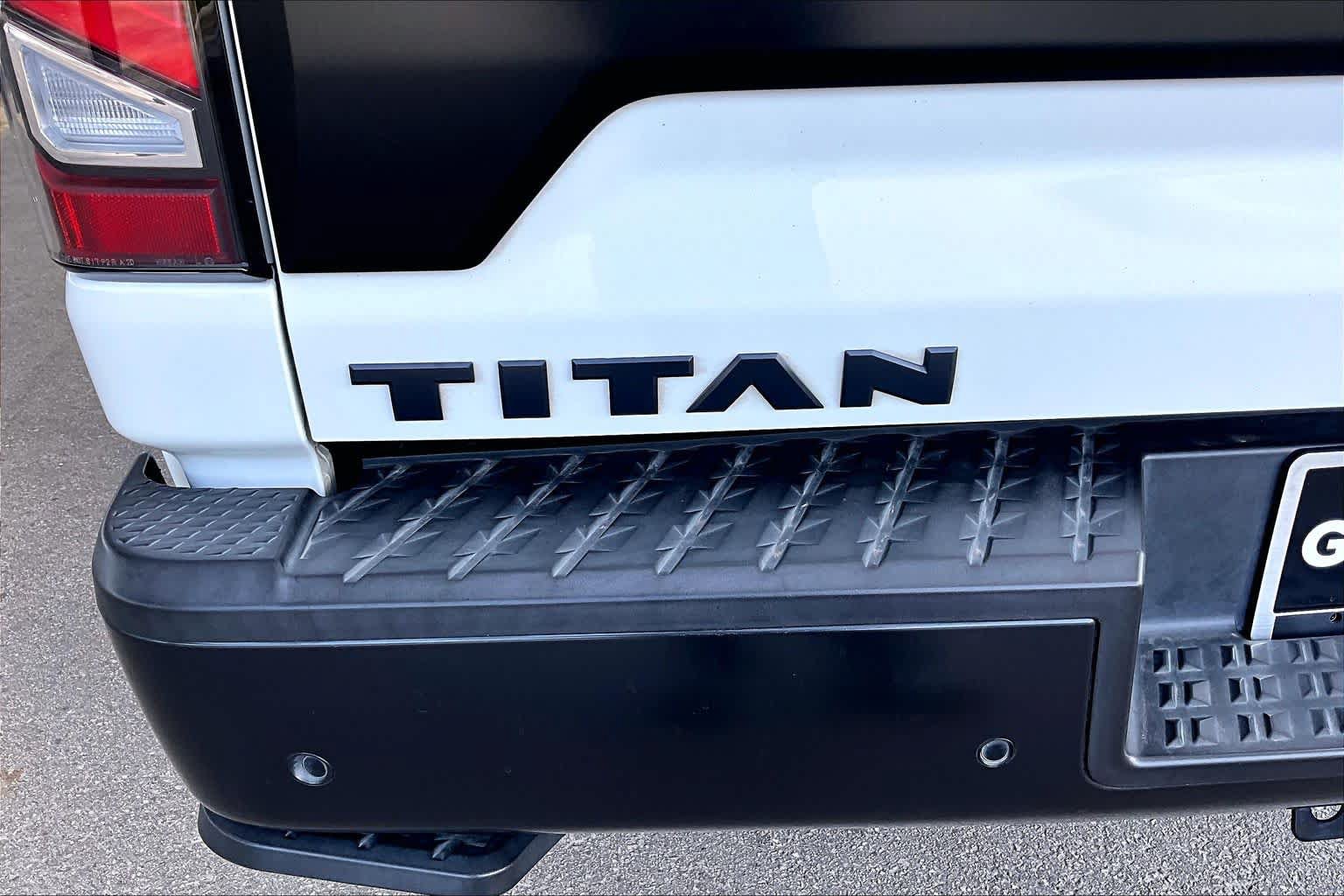 Used 2021 Nissan Titan PRO-4X w/ Pro-4x Convenience Package AWD/4WD image 10