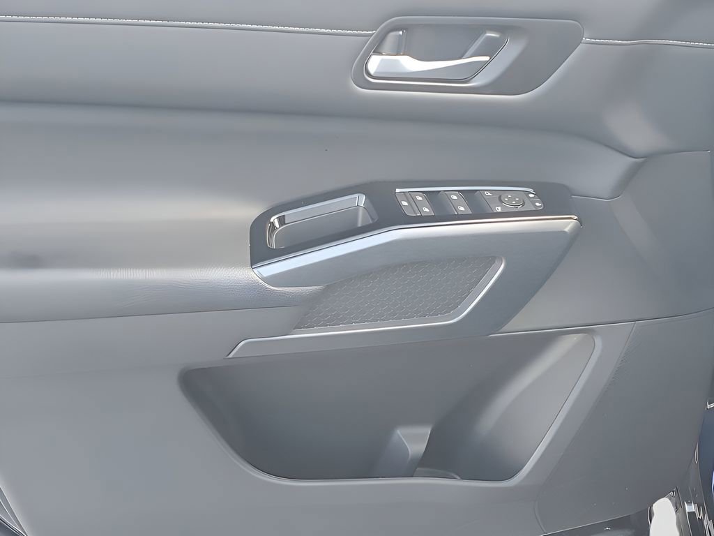 Used 2025 Nissan Pathfinder SL image 42