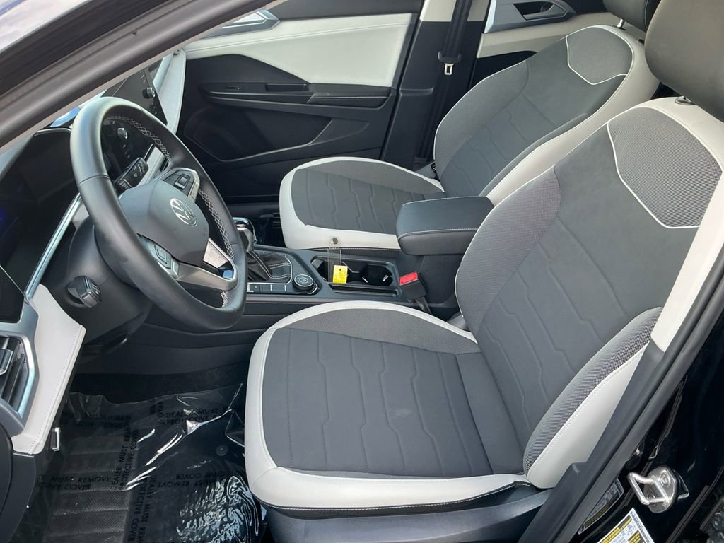 Used 2025 Volkswagen Taos SE w/ Panoramic Sunroof Package image 9
