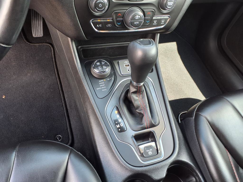 Used 2021 Jeep Cherokee Trailhawk image 10