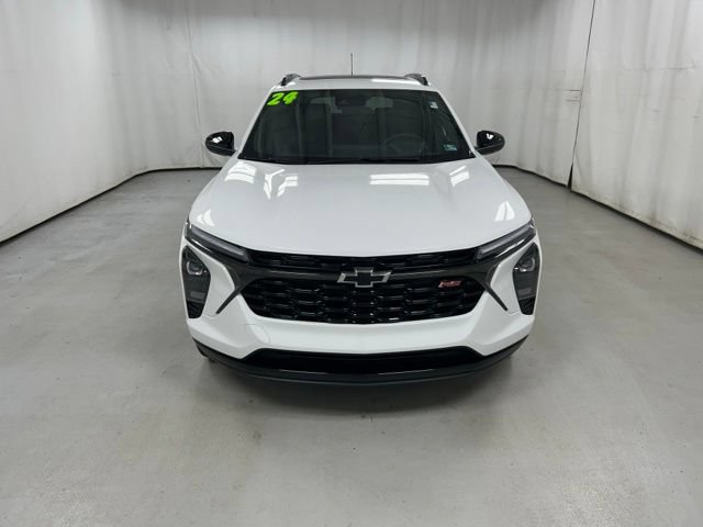 Used 2024 Chevrolet Trax RS w/ Sunroof Package FWD image 3