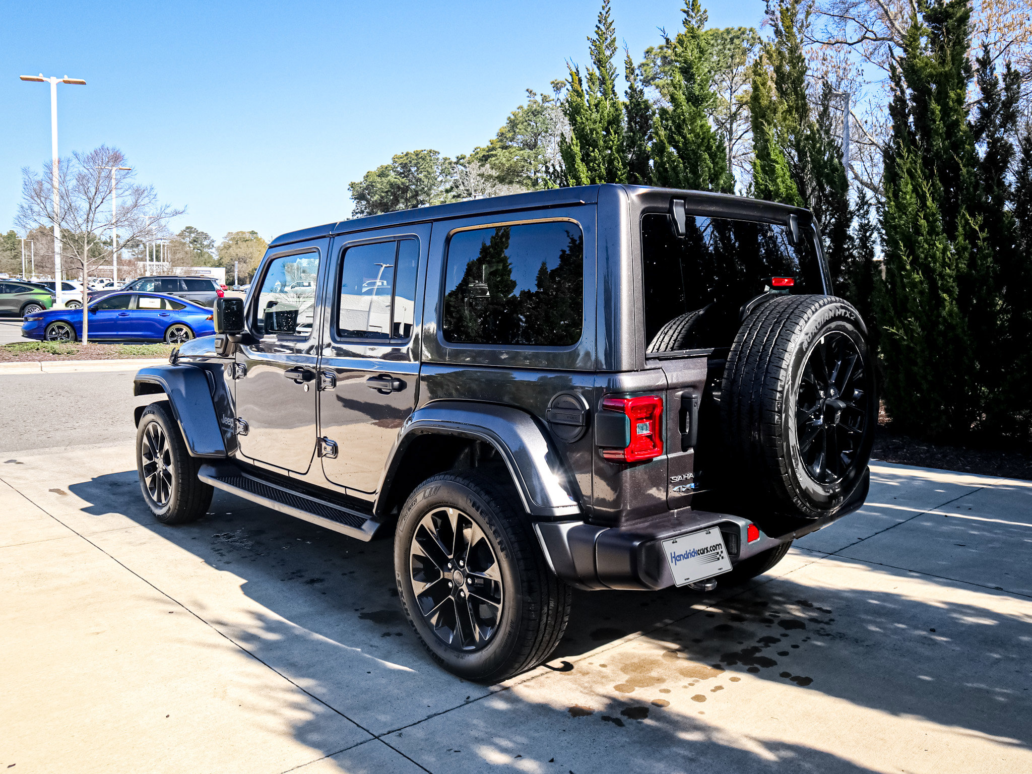 Used 2025 Jeep Wrangler Sahara image 8