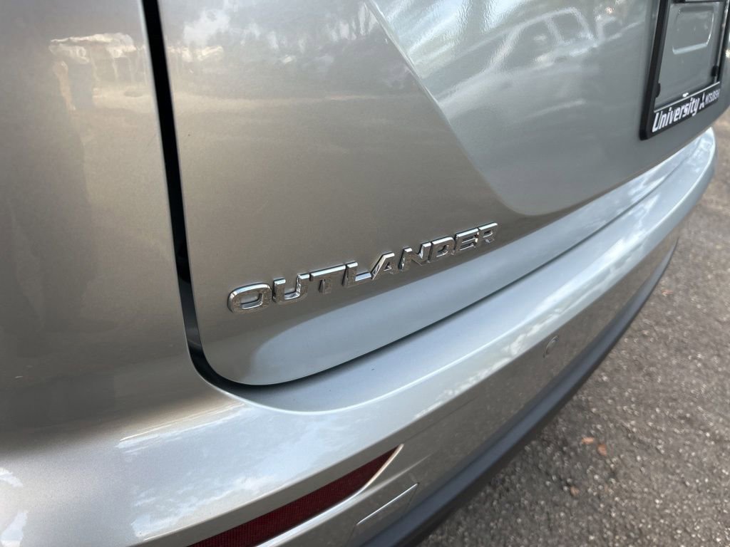 Used 2024 Mitsubishi Outlander ES image 16