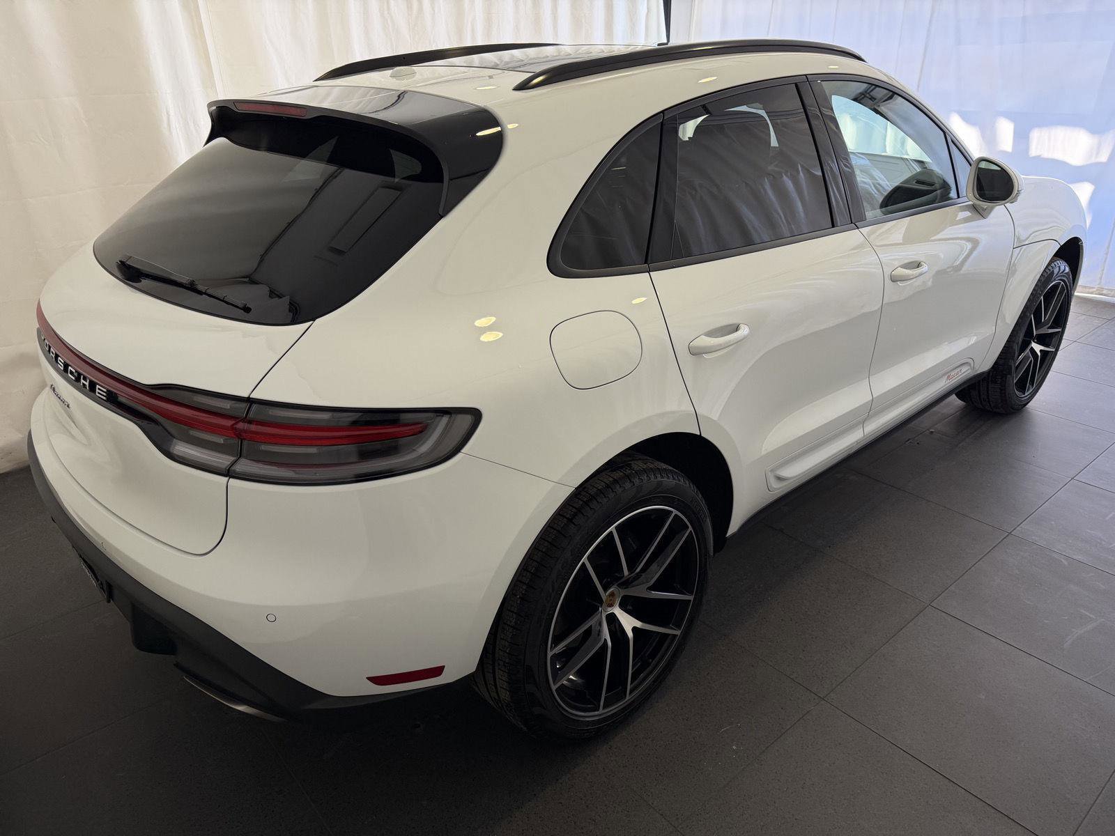 Used 2025 Porsche Macan image 9
