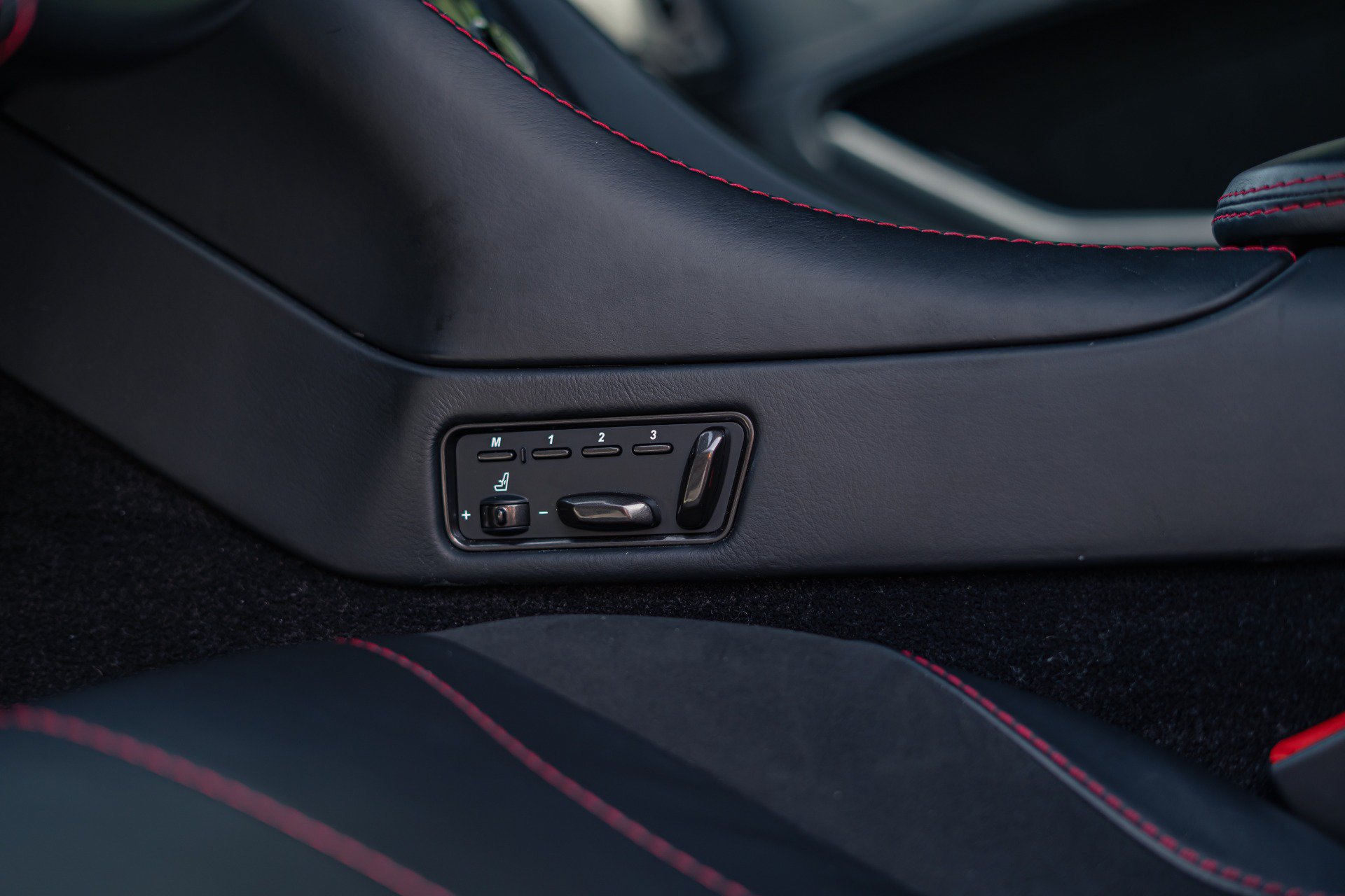 Used 2015 Aston Martin Vanquish Coupe RWD image 33