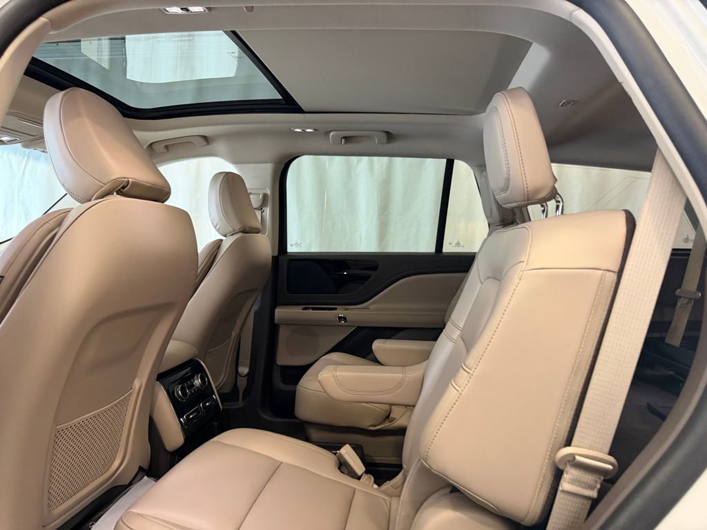 Used 2023 Lincoln Aviator AWD w/ Premium Package image 24