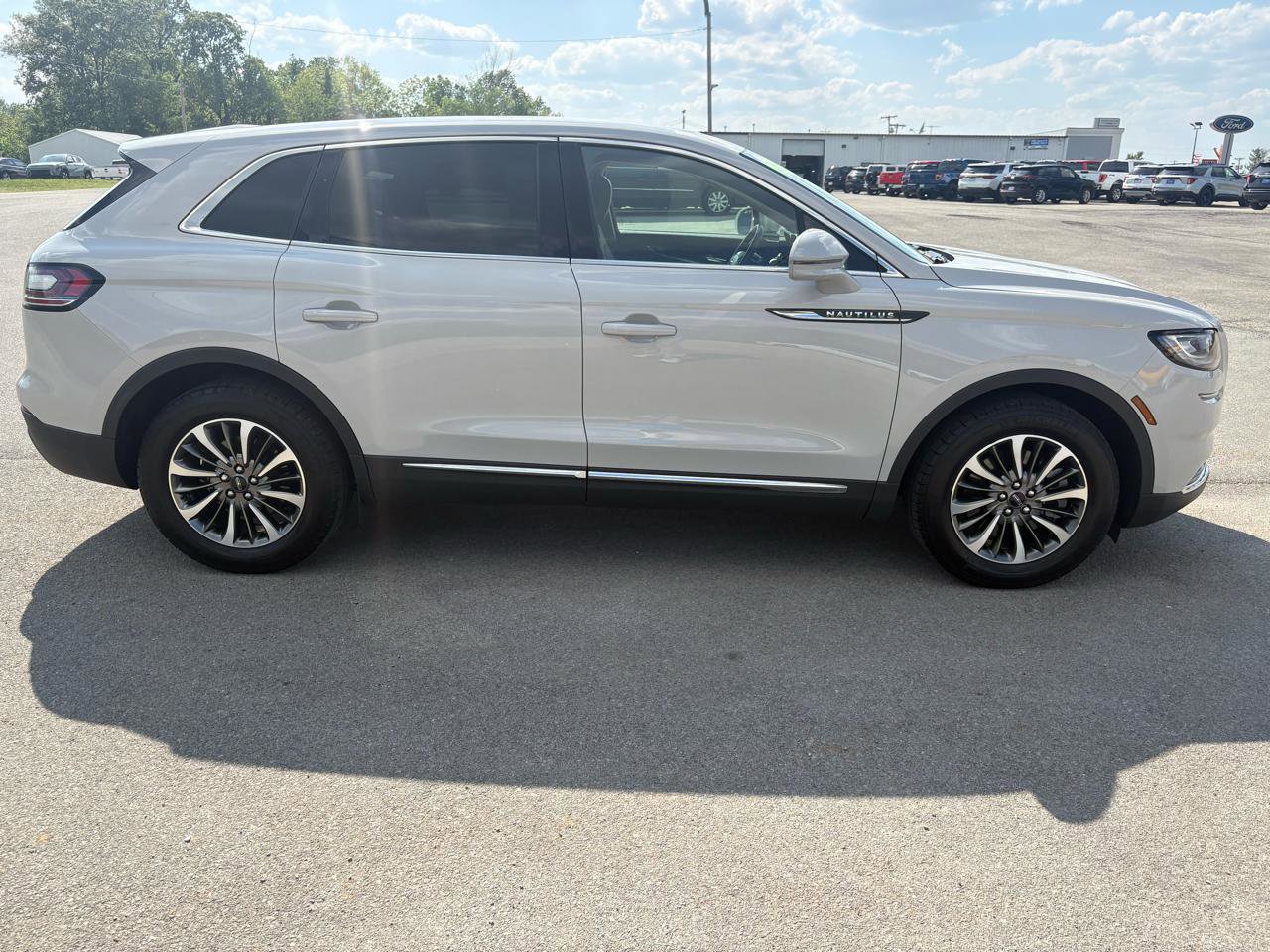 Used 2021 Lincoln Nautilus FWD w/ Equipment Group 101A image 2