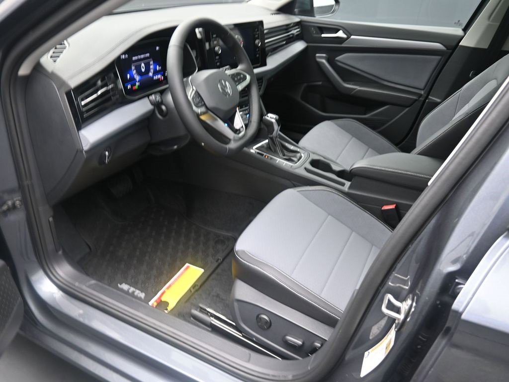 Used 2025 Volkswagen Jetta SE image 18