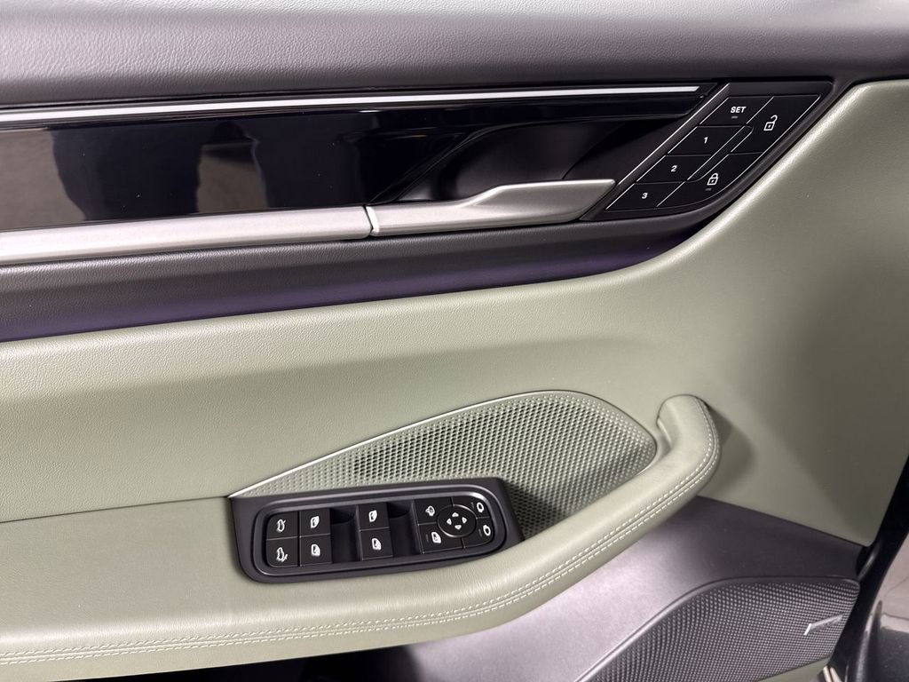 New 2026 Porsche Macan 4 Electric AWD/4WD image 34