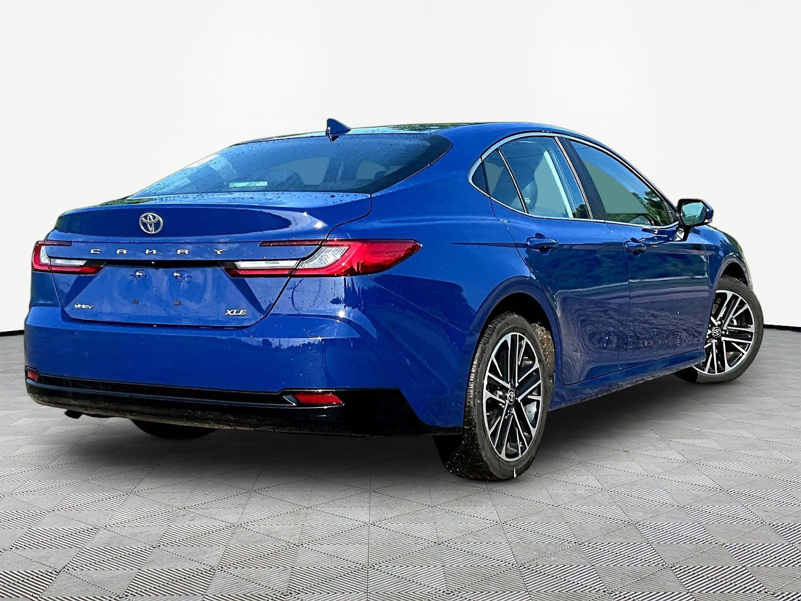 Used 2025 Toyota Camry XLE FWD image 6
