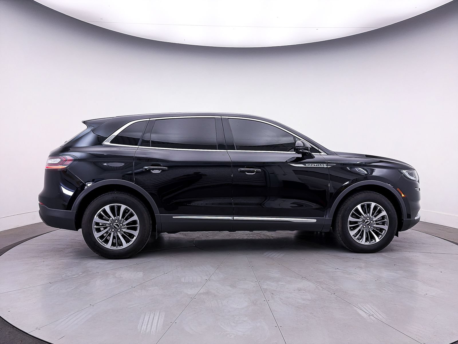 Used 2023 Lincoln Nautilus FWD w/ Premium Package image 39