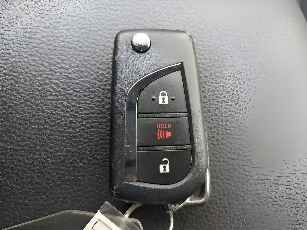 Used 2021 Toyota RAV4 LE image 32