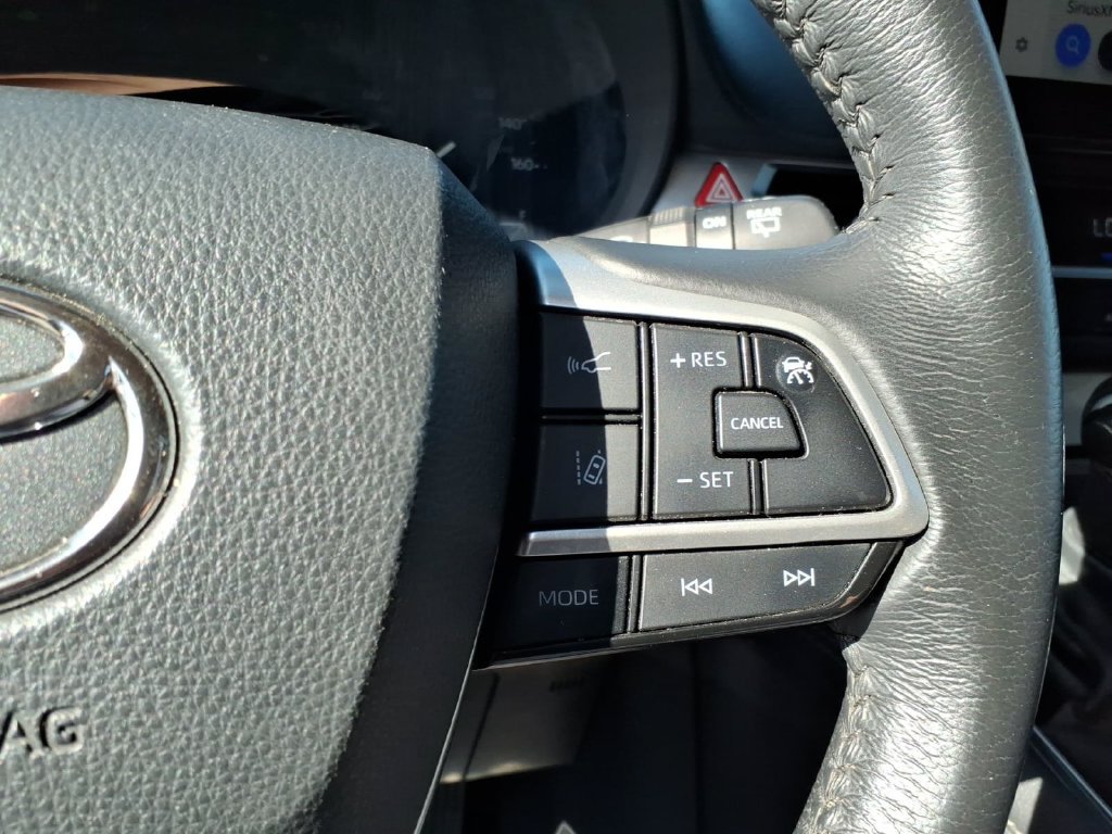 Used 2025 Toyota Sienna XLE FWD image 23