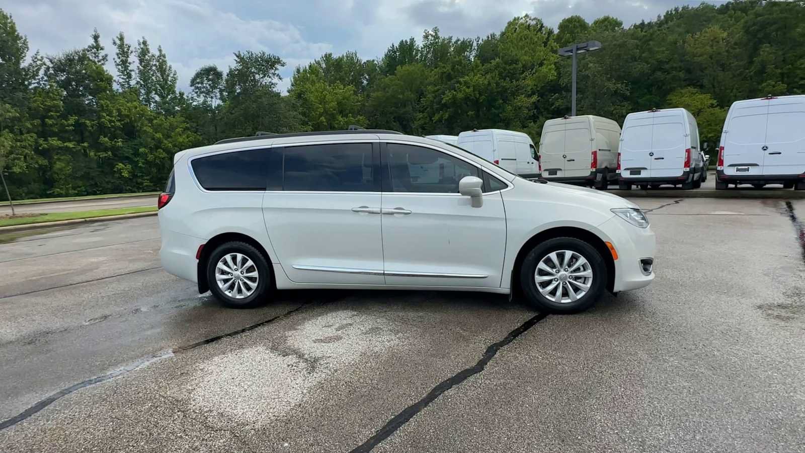 Used 2017 Chrysler Pacifica Touring-L FWD image 9