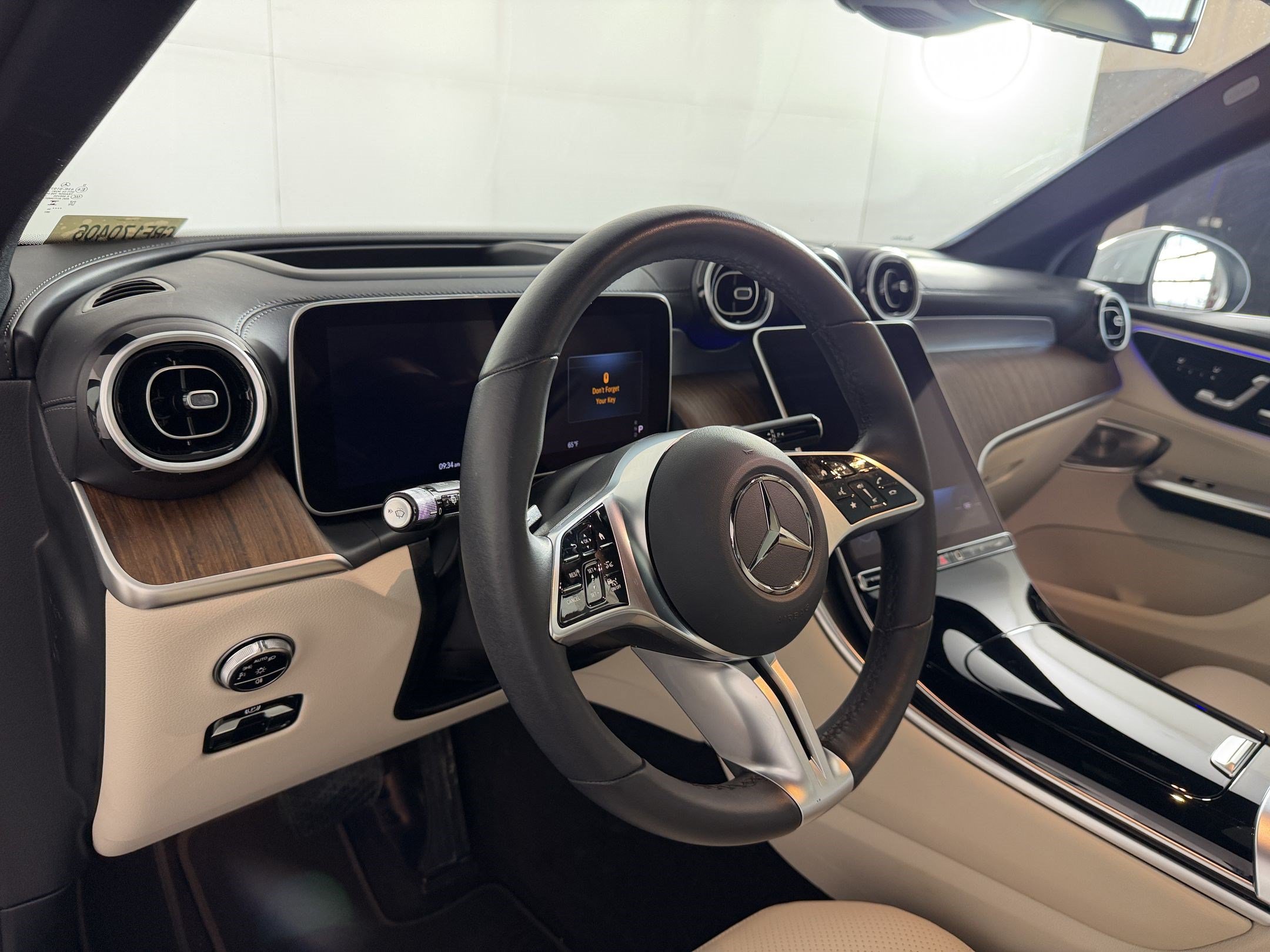 Used 2024 Mercedes-Benz GLC 300 4MATIC image 4