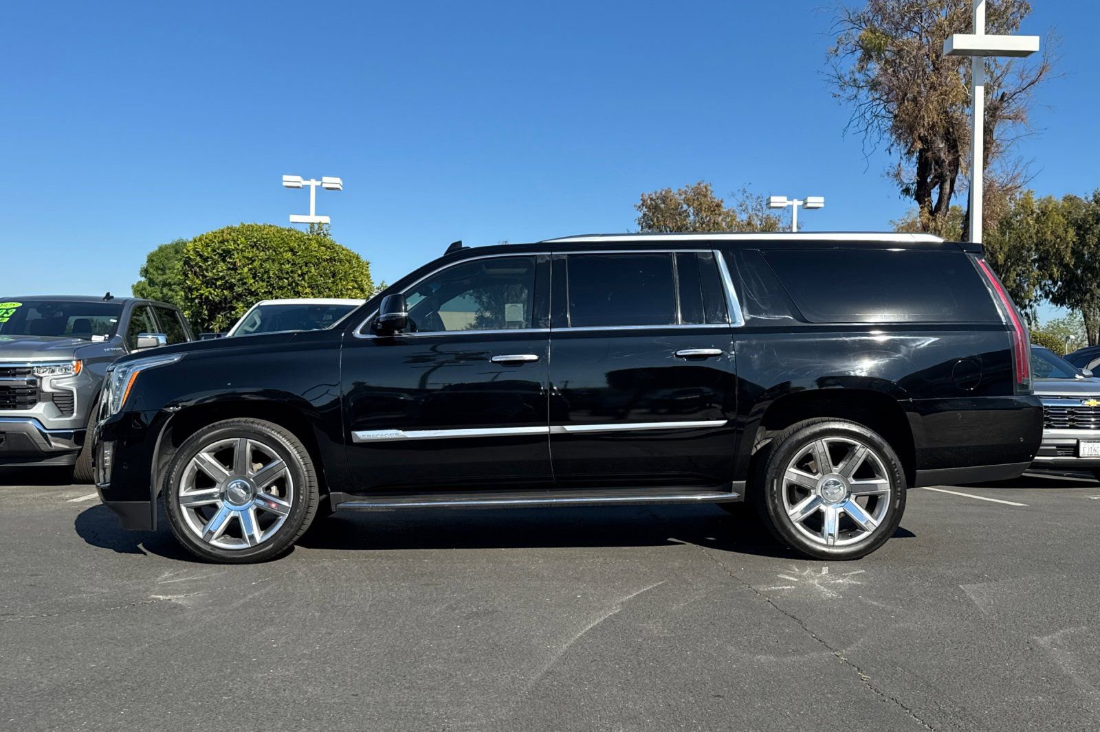 Used 2018 Cadillac Escalade ESV Premium Luxury image 8