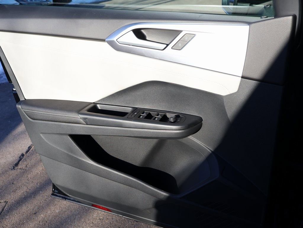 Used 2025 Volkswagen Taos SE image 38