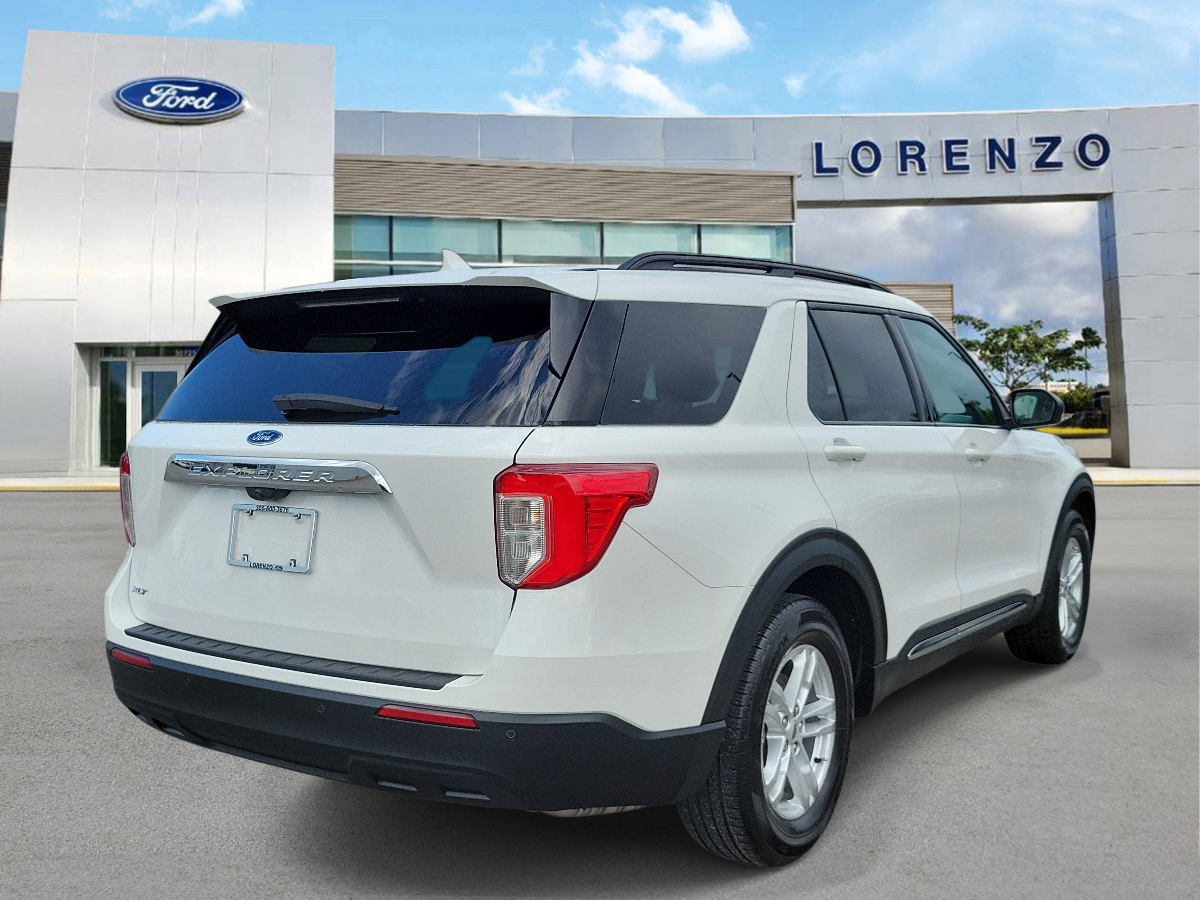 Used 2024 Ford Explorer XLT RWD image 5