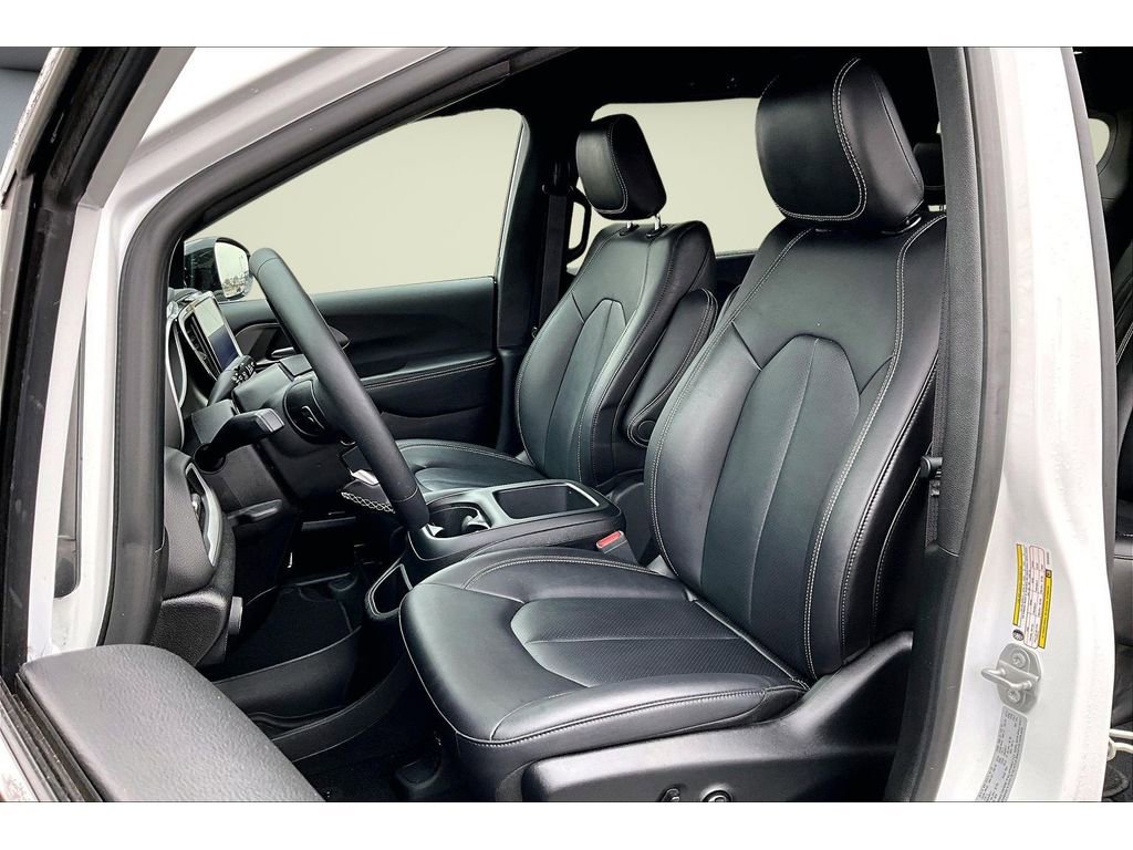 Used 2025 Chrysler Pacifica Select image 22