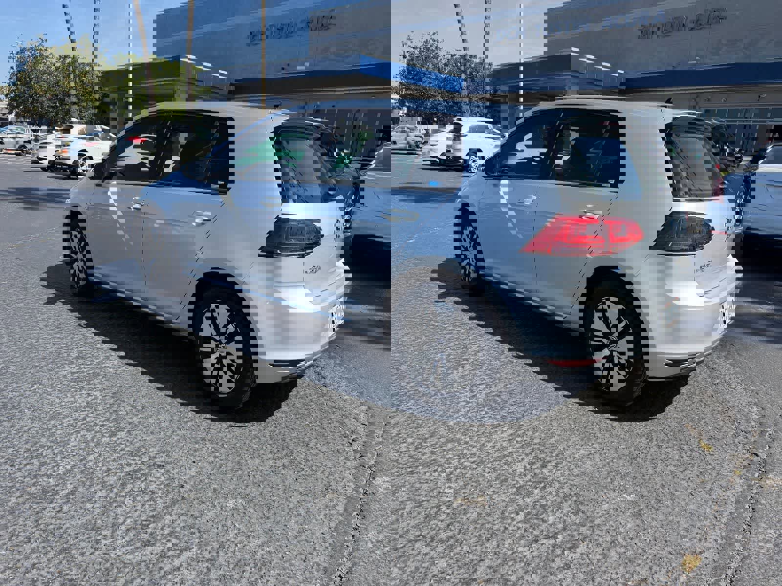 Used 2016 Volkswagen e-Golf SE FWD image 3