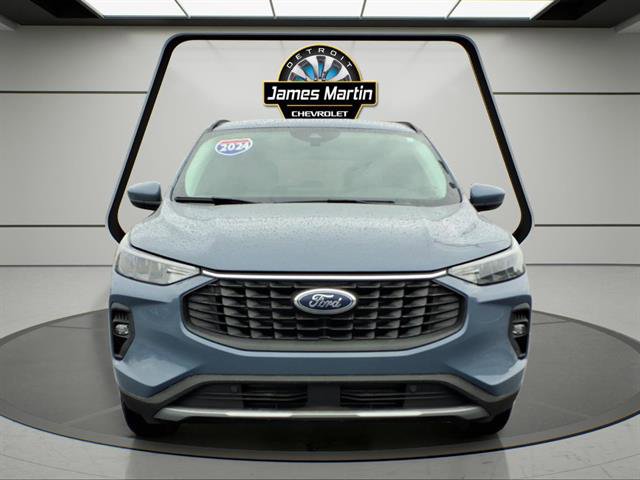 Used 2024 Ford Escape SE w/ Class II Trailer Tow Package image 2